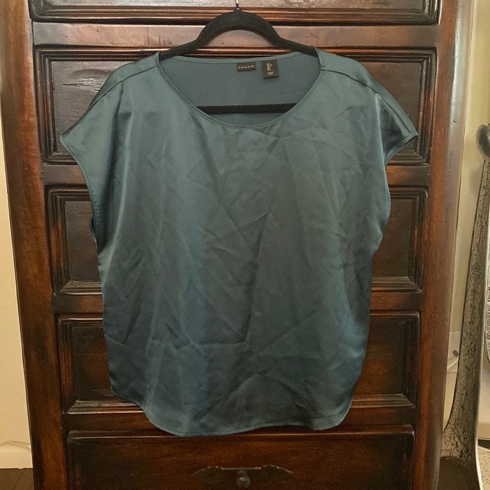 Tahari sateen top; large; green